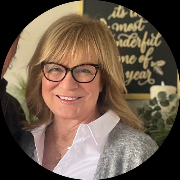 Poshmark profile picture for @nippy